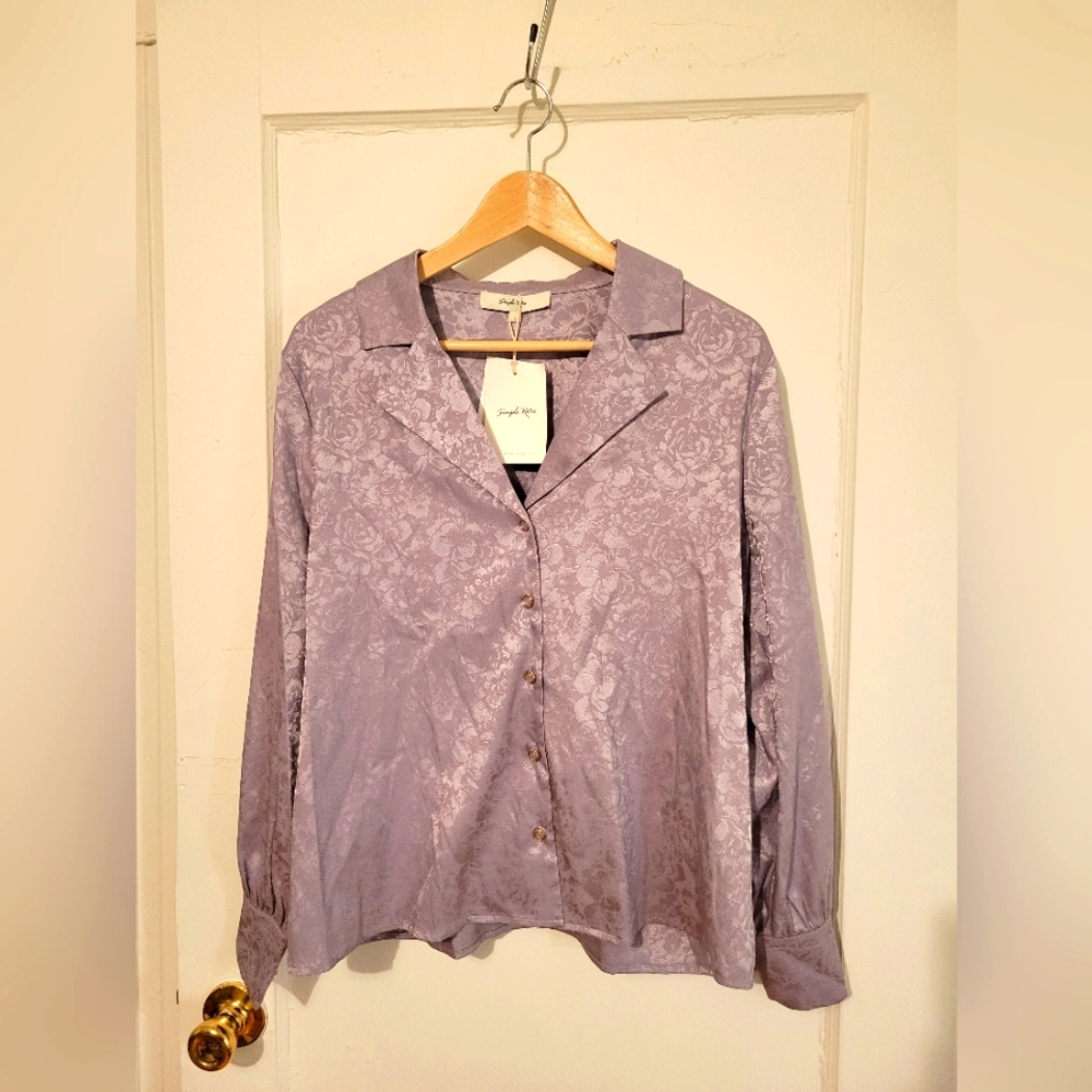 🎉MOVING SALE- EVERYTHING MUST GO BY 8/29!🎉 Elegant Silky Lilac Blouse